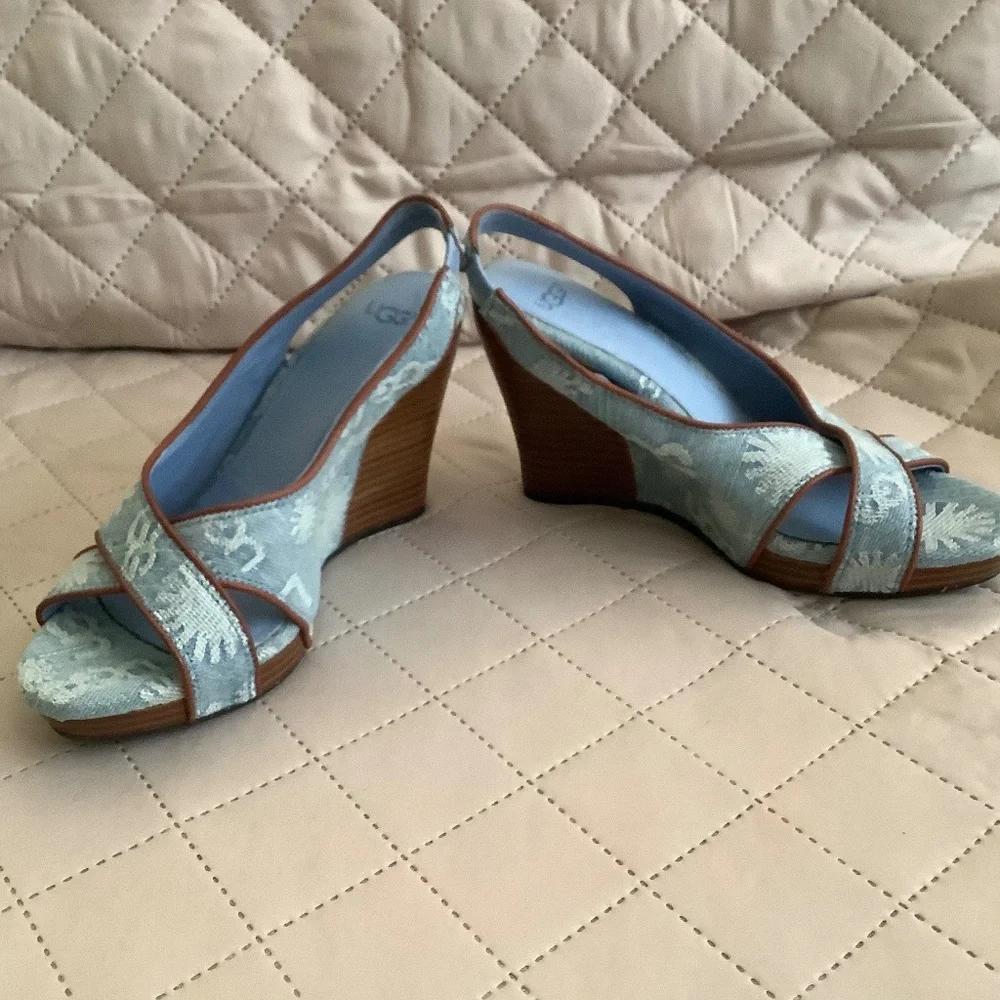 FINAL SALE! New UGG Hazel Blue Denim Logo Wedge Sandals mismatch size 5 & 5.5 - Picture 8 of 15